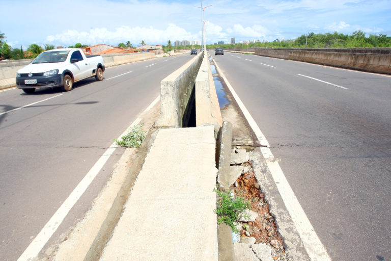 Av. IV Centenário apresenta problemas na estrutura