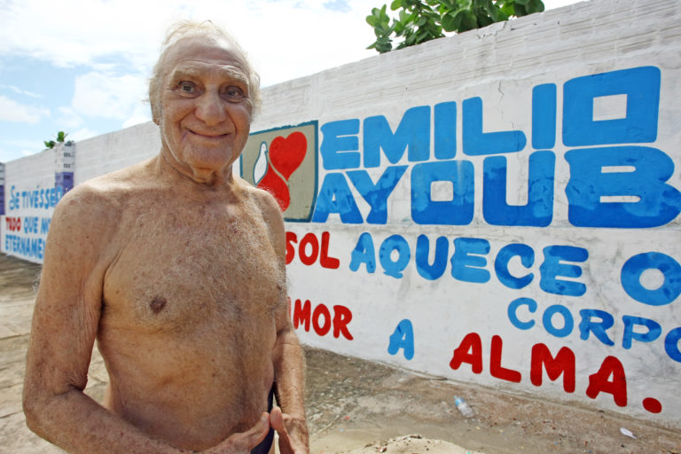 Conheça o poeta dos muros