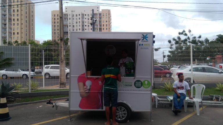 Trailer itinerante troca lâmpadas comuns por LED a partir desta terça