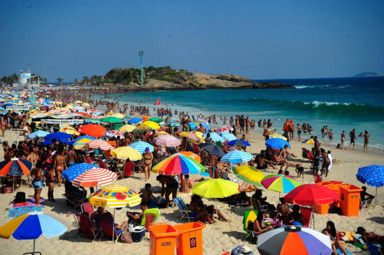 Feriados prolongados deverão impulsionar a economia, diz Ministério do Turismo