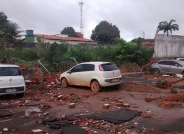 Após chuva, muro de condomínio cai sobre veículos em São Luís