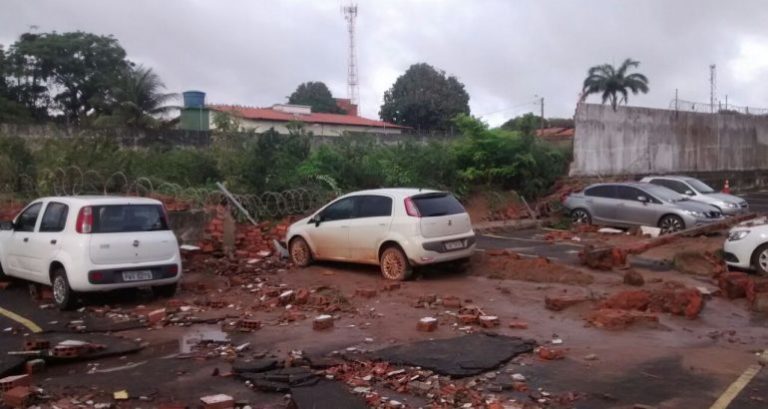 Após chuva, muro de condomínio cai sobre veículos em São Luís