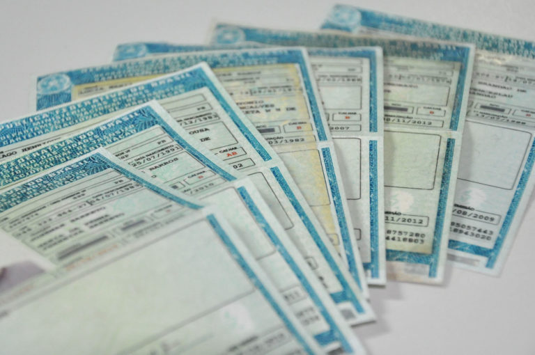 Carteira Nacional de Habilitação ganha novo visual e itens de segurança