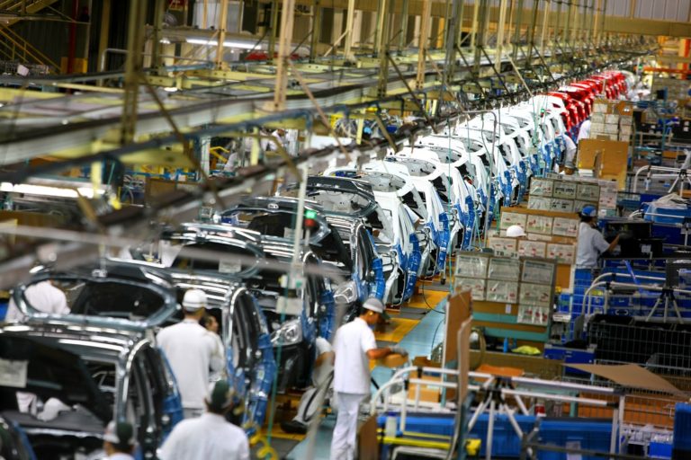 Confiança da indústria recua 1,2 ponto em fevereiro
