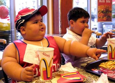 Obesidade em adolescentes pode ser causada por falhas de mastigação, diz estudo