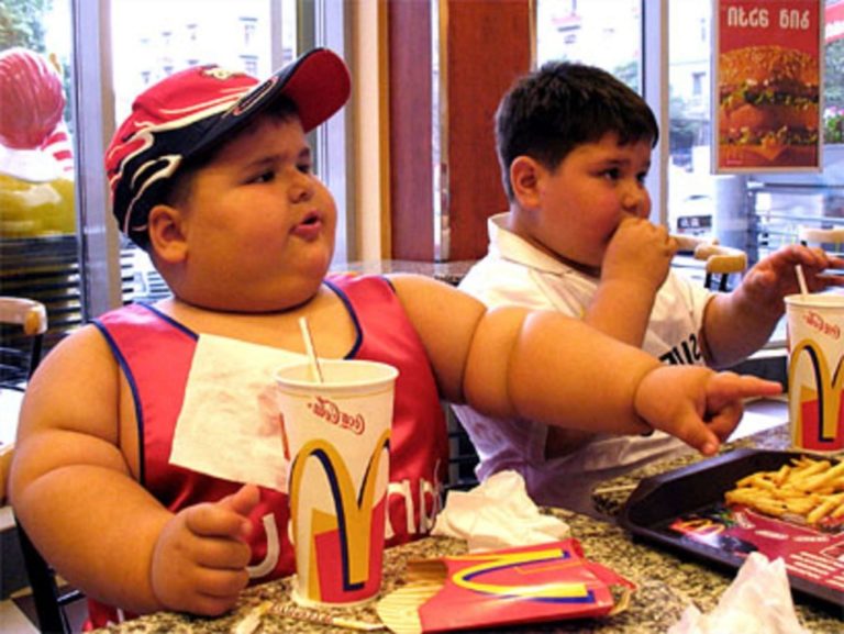 Obesidade em adolescentes pode ser causada por falhas de mastigação, diz estudo