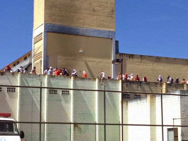 Grupo armado explode muro de presídio e 28 presos fogem, no Paraná