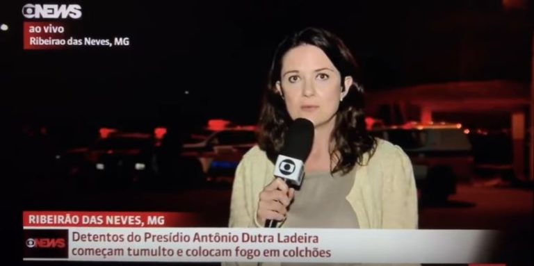 Repórter é agredida ao vivo em frente a presídio de Minas
