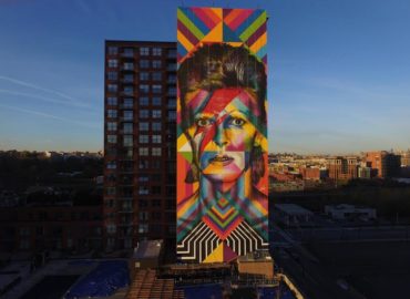 Mural de Kobra sobre David Bowie nos EUA atrai muitos fãs do artista inglês