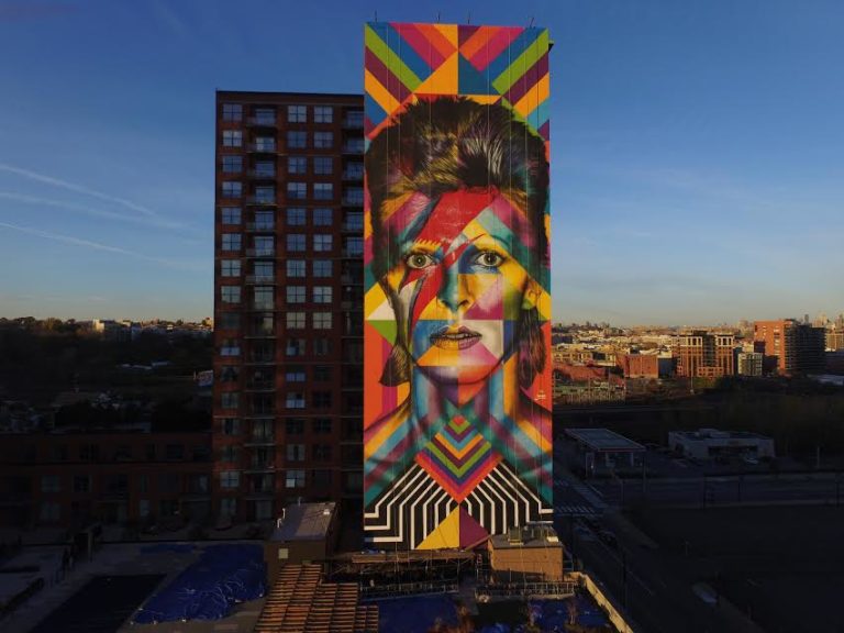 Mural de Kobra sobre David Bowie nos EUA atrai muitos fãs do artista inglês