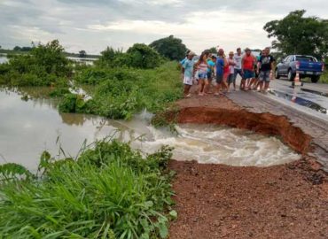 Fortes chuvas abrem cratera em rodovia do Maranhão