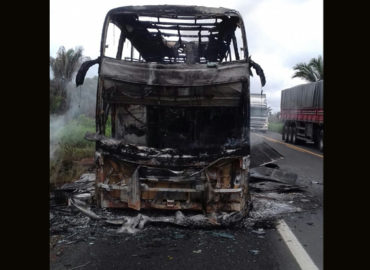 Ônibus com 12 passageiros é consumido pelo fogo em Codó