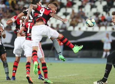 Flamengo vence Botafogo e garante vaga