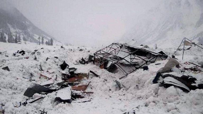 Avalanches matam mais de 100 no Afeganistão e Paquistão