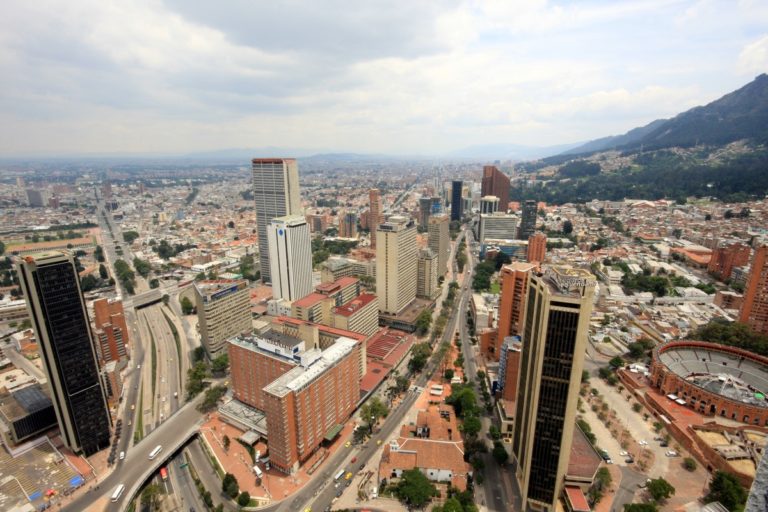 Explosão mata um policial e deixa 30 feridos em Bogotá