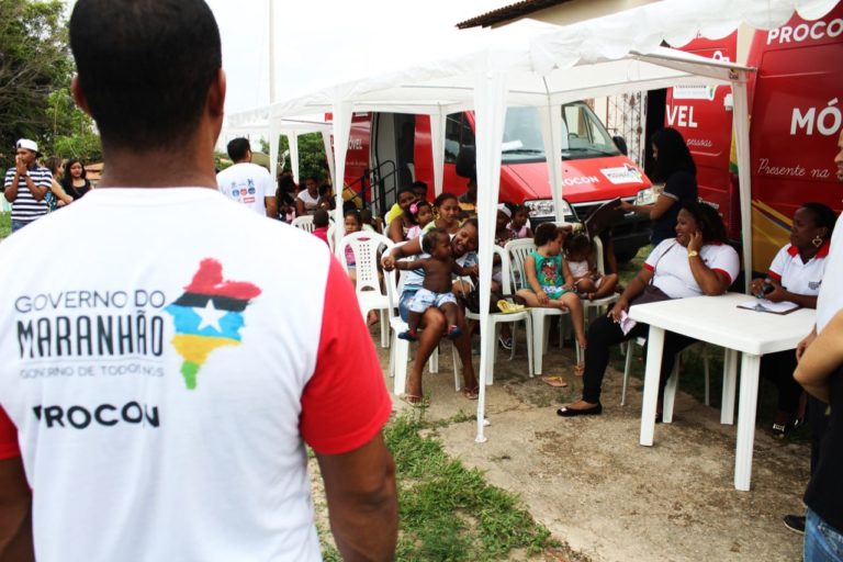 Procon Móvel realiza ação social no bairro do Cohafuma