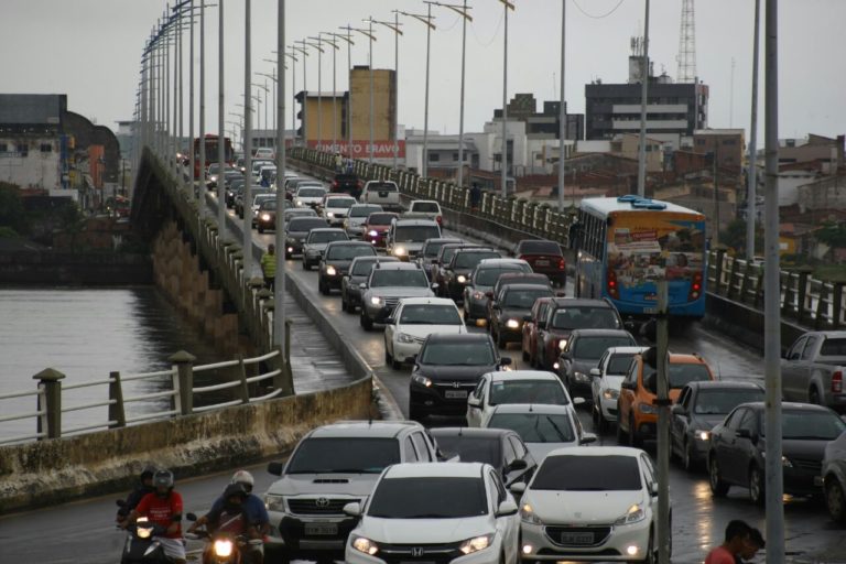 Acidente na Ponte do São Francisco gera congestionamento nesta manhã de segunda-feira (10)