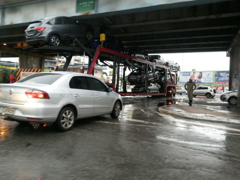 Caminhão cegonheiro fica preso no elevado da Cohama