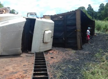 Carreta de carvão tomba na BR-222 em Açailândia