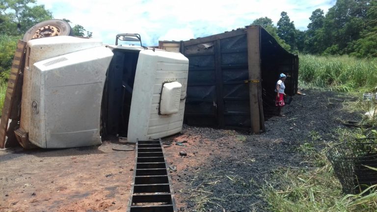 Carreta de carvão tomba na BR-222 em Açailândia