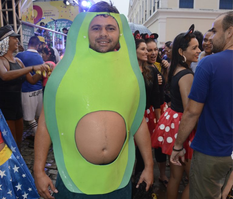 Fantasiados chamam atenção no último dia de carnaval