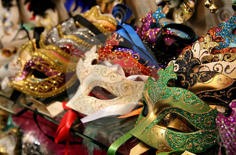 Lugares mais caros e baratos para compra itens carnavalescos