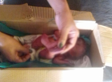 Recém-nascida é encontrada viva em caixa de papelão