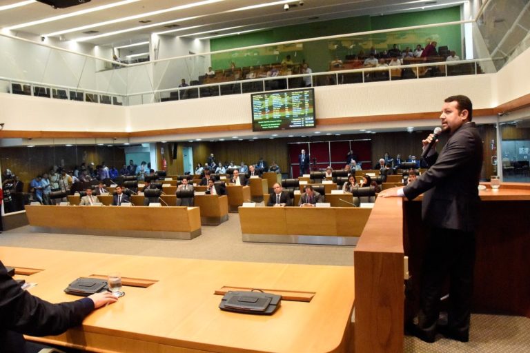 Em sessão tensa, deputados debatem avanços do programa Mais Asfalto