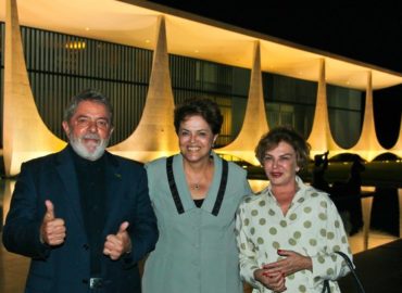 Dilma, governadores e ex-ministros participam do velório de dona Marisa Letícia