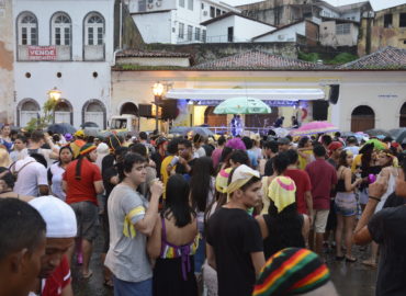 Com chuva, foliões curtem último dia de carnaval