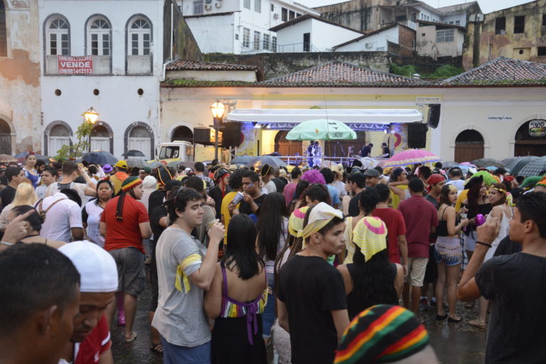 Com chuva, foliões curtem último dia de carnaval
