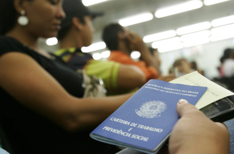 Desemprego bate recorde de 14,7%, diz IBGE