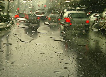5 cuidados ao dirigir no período chuvoso