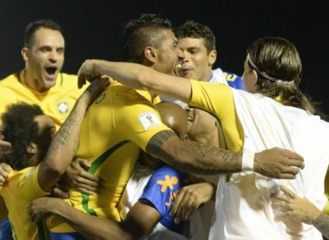 Brasil vence de virada o Uruguai e está próximo da Copa