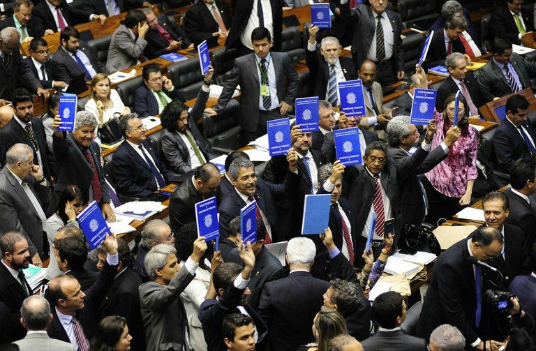 Nove deputados do MA votaram a favor da terceirização