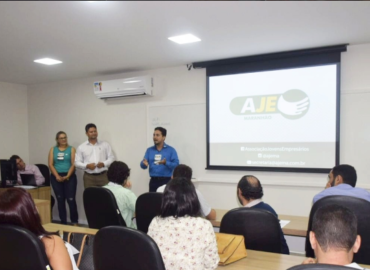 AJE-MA realiza palestra para capacitar empresários a desenvolver negócios