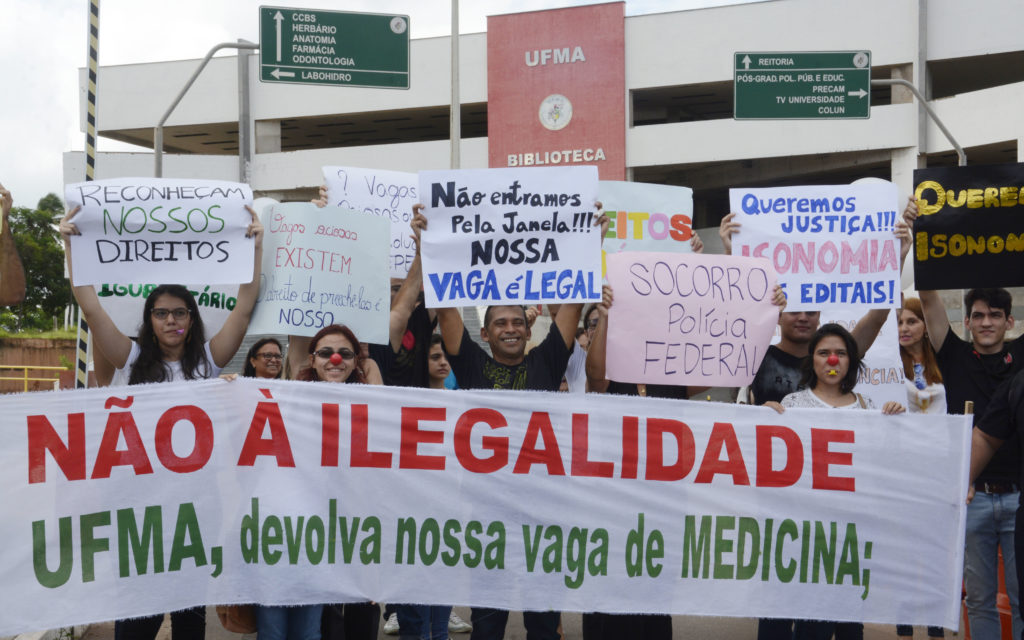 Estudantes do curso de medicina da UFMA protestam. (Foto: Honório Moreira)