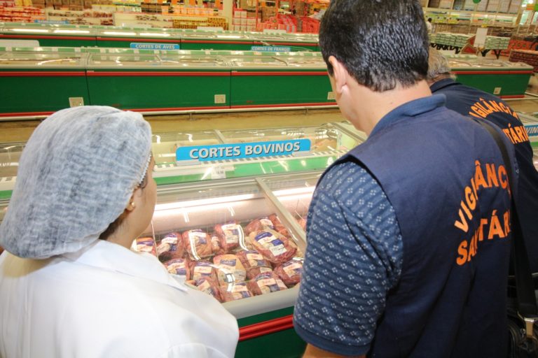 Vigilância Sanitária coleta amostras de carnes