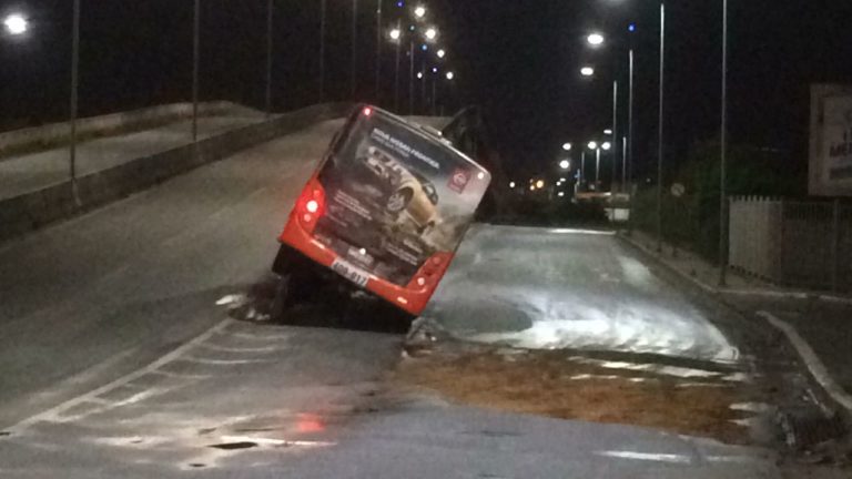 Ônibus fica preso em mureta de alça do elevado da Cohama