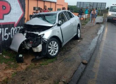 Carro colide contra muro e mata jovem no Ipase