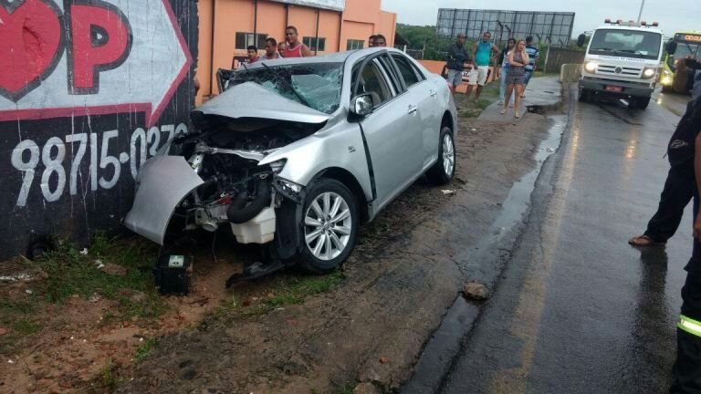 Carro colide contra muro e mata jovem no Ipase