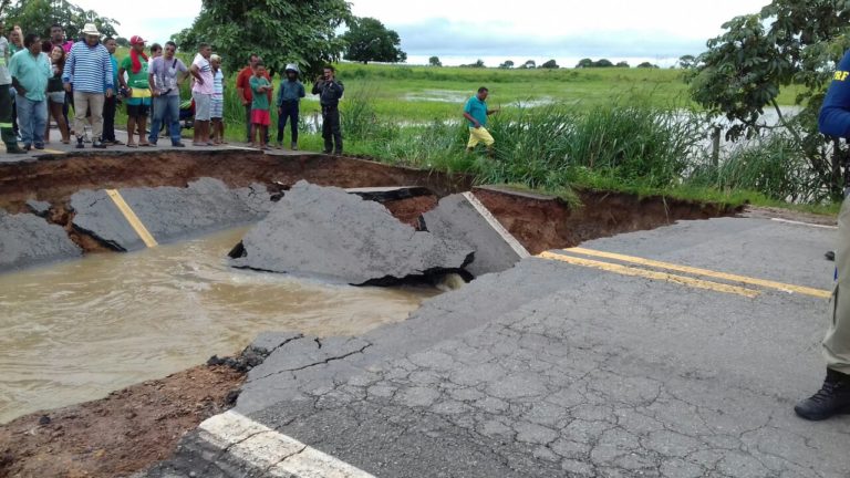 Asfalto cede e BR-222 é interditada