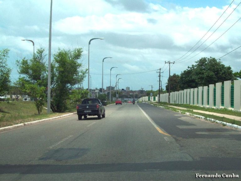 Semáforo para de funcionar e moradores bloqueiam Avenida dos Portugueses