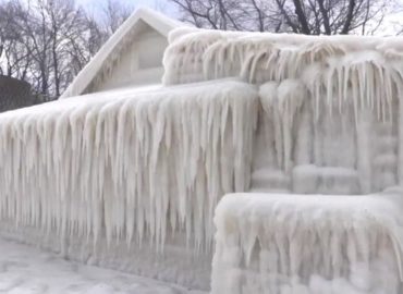 Onda de frio deixa casa totalmente coberta de gelo