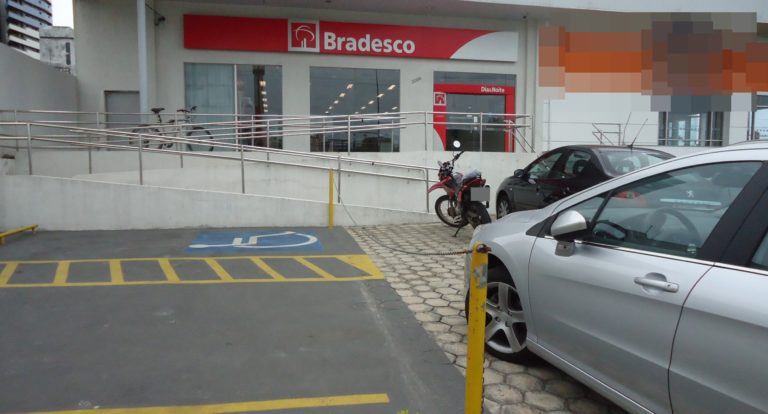 Cliente roubado em estacionamento de banco será indenizado por danos morais e materiais
