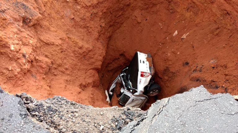 Veículo cai dentro de cratera na BR 222