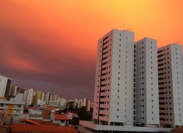 Céu alaranjado foi nuvem refletindo raios solares para baixo, diz meteorologista