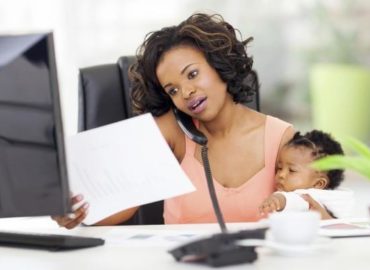 Mulheres trabalham 7,5 horas a mais que homens devido à dupla jornada