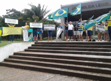 Manifestantes lavam a escadaria da AL-MA em defesa da Operação Lava Jato