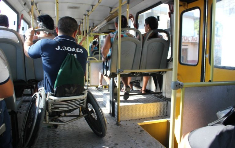 Lei dá a pessoas com prioridade de atendimento direito a acompanhante